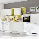 Biała kuchnia i półki wyróżnione limonkowym kolorem. NOLTE
