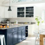 Biała kuchnia, aranżacja w kolorach z palety Color Trends 2020 marki Benjamin Moore