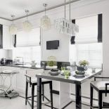 Biała kuchnia z czarnym blatem