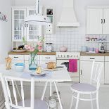 Biała kuchnia w stylu skandynawskim.