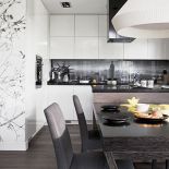 Biała kuchnia z ciekawym widokiem nad blatem.