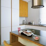 biała kuchnia z drewnianym blatem