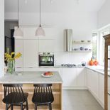 kuchnia z białymi frontami i drewnem