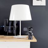 Biała lampa dobrze prezentuje się na tle grafitowej ściany.