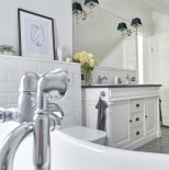 łazienka na poddaszu ze skosami