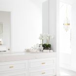 jak urządzić białą łazienkę