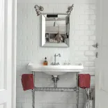 czarno biała łazienka w stylu retro