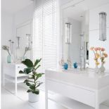 umywalki w białej łazience