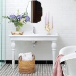 biała łazienka w stylu francuskim