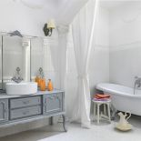 biała łazienka w stylu klasycznym