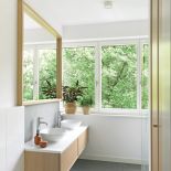 biała łazienka z jasnym drewnem