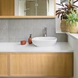 szara łazienka z jasnym drewnem