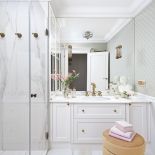 biała łazienka ze złotymi dodatkami