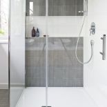 szare płytki do łazienki