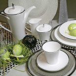 Biała porcelana z platynową obwódką, czyli serwis Coliseum Platinium włoskiej firmy Le Perle dobrze wygląda