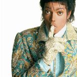 Biała rękawiczka i białe skarpetki ? znak rozpoznawczy Michaela Jacksona.