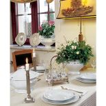 Biała zastawa stołowa dodaje elegancji.