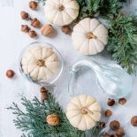 pomysły na dekoracje stołu z białą dynią