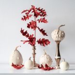 białe dynie i jesienne liście na złotych wazonikach i świecznikach