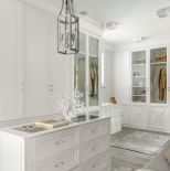 garderoba z białą szafą