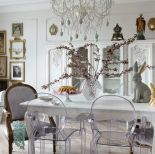 biała jadalnia z antykami