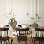 biała jadalnia z drewnem