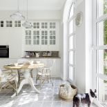 Dodatki w kuchni: wiklinowy kosz i pled – BM Housing, filiżanki H M Home, deska do krojenia – HK Living.