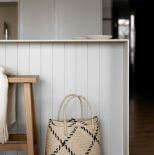 biała kuchnia drewniane dodatki