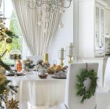 biała kuchnia z jadalnią udekorowane na święta