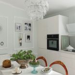 biała kuchnia nowoczesna z antykami