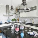 białe szafki kuchenne z czarnym blatem