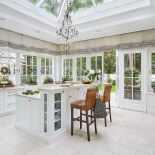 biała kuchnia z wyspą w stylu francuskim