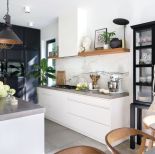 biała kuchnia z czarnymi dodatkami