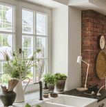 biała kuchnia z czerwoną cegłą