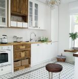 biała kuchnia z drewnem