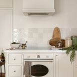 biała kuchnia z drewnianymi dodatkami