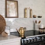 biała kuchnia z drewniane dodatki