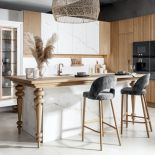 biała kuchnia z drewnem