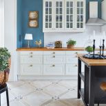 biała kuchnia z drewnianym blatem