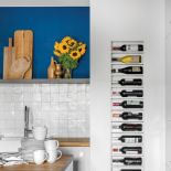 biała kuchnia z niebieskimi dodatkami