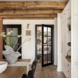 biała kuchnia ze spiżarnią