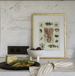 luksusowa biała kuchnia ze złotymi dodatkami