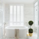 Sttylowo i trochę pałacowo. Łazienkę wyłożono MARMUREM CALACATTA. Dopasowano do niej wannę, umywalki i baterie