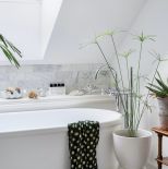 biała sypialnia z czarnymi dodatkami