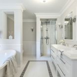 Eleganckie, klasyczne wnętrza urządzono w niezwykłym domu w Szczecinie. Przypomina włoskie palazzo, tylko w bardziej