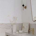 elegancka biała łazienka w mieszkaniu nad morzem