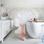 biała łazienka z wanną wolnostojącą