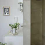 łazienka w beżach i bieli aranżacje