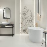 biała łazienka z czarnymi i złotymi dodatkami