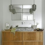 biała łazienka z drewnem